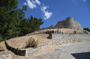 Sant 'Agata di Puglia, İtalya, 07 / 03 / 2021. Güney İtalya 'da bir ortaçağ köyündeki antik bir şatonun cephesi..