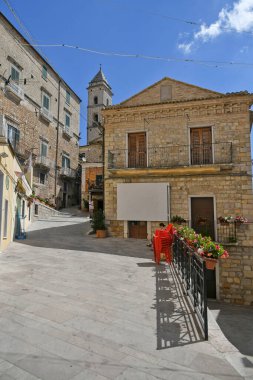 Sant 'Agata di Puglia, İtalya, 07 / 03 / 2021. Güney İtalya 'da bir ortaçağ köyünün eski evleri arasında dar bir sokak..