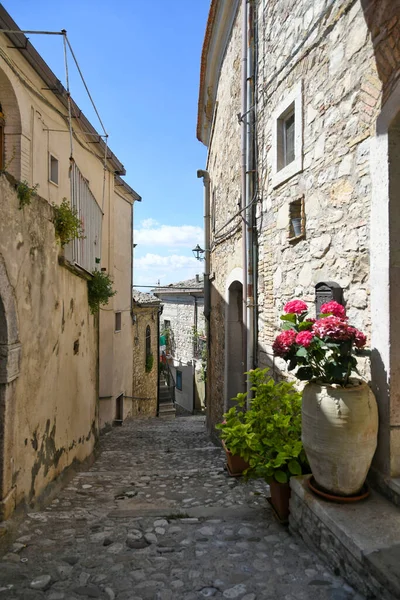 2021年3月7日 意大利Sant Agata Puglia 意大利南部一个中世纪村庄的老房子中间一条狭窄的街道 — 图库照片