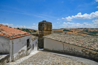 Rocchetta Sant 'Antonio, İtalya, 07 / 03 / 2021. Güney İtalya 'da bir ortaçağ köyünün eski evleri arasında dar bir sokak..