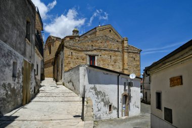 Rocchetta Sant 'Antonio, İtalya, 07 / 03 / 2021. Güney İtalya 'da bir ortaçağ köyünün eski evleri arasında dar bir sokak..