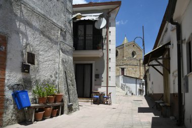 Rocchetta Sant 'Antonio, İtalya, 07 / 03 / 2021. Güney İtalya 'da bir ortaçağ köyünün eski evleri arasında dar bir sokak..