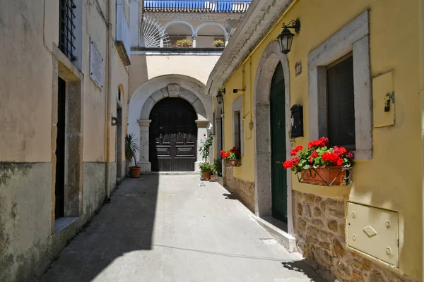 意大利圣安东尼奥火箭 2021年3月7日 意大利南部一个中世纪村庄的老房子中间一条狭窄的街道 — 图库照片