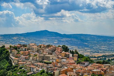 İtalya 'nın Campania bölgesinde bir ortaçağ köyü olan Carife' nin panoramik manzarası.