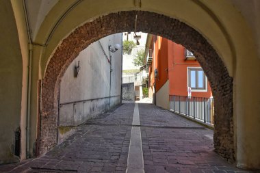 İtalya 'nın Campania bölgesindeki ortaçağ köyü Cassano Irpino' nun eski evleri arasında bir sokak..