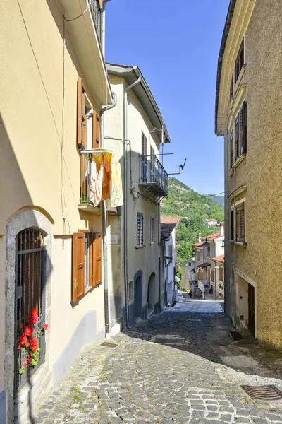イタリア カンパニア地方の中世の村カッサーノ イルピーノの古い家の間の通り — ストック写真