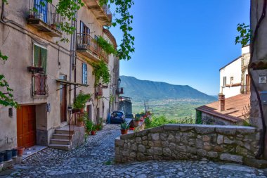 İtalya 'nın Benevento eyaletindeki Guardia Sanframondi şehrinde dar bir sokak..