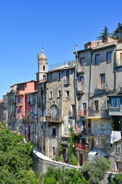 İtalya 'nın Benevento eyaletindeki Guardia Sanframondi şehrinde dar bir sokak..
