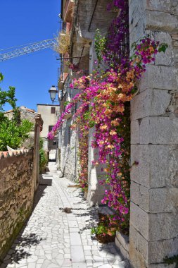 İtalya 'nın Benevento eyaletindeki Guardia Sanframondi şehrinde dar bir sokak..