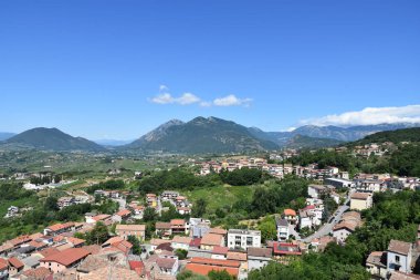 Guardia Sanframondi 'nin panoramik manzarası, İtalya' nın Benevento eyaletindeki eski bir kasaba..