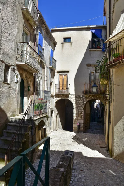 イタリアのベネヴェント州の中世の町グアルディア サンフレモンディの狭い通り — ストック写真