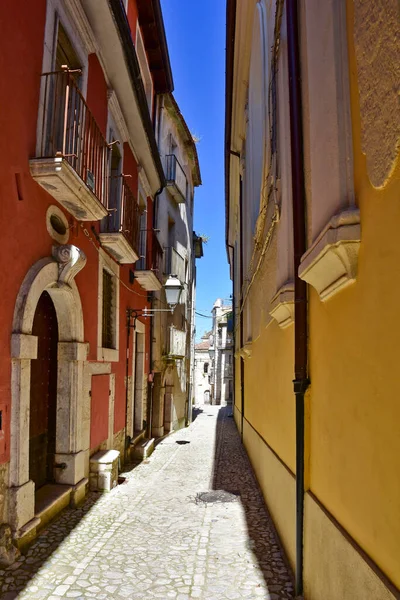 イタリアのベネヴェント州の中世の町グアルディア サンフレモンディの狭い通り — ストック写真