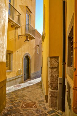 Pozzuoli, İtalya, 11 / 18 / 2017. Napoli vilayetindeki eski bir kasabanın evleri arasında bir ara sokak..