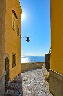 Pozzuoli, İtalya, 11 / 18 / 2017. Napoli vilayetindeki eski bir kasabanın evleri arasında bir ara sokak..