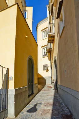 Pozzuoli, İtalya, 11 / 18 / 2017. Napoli vilayetindeki eski bir kasabanın evleri arasında bir ara sokak..