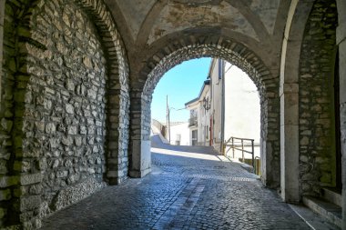 İtalya 'nın Benevento eyaletindeki eski bir kasaba olan Torrecuso' nun evleri arasında bir ara sokak.