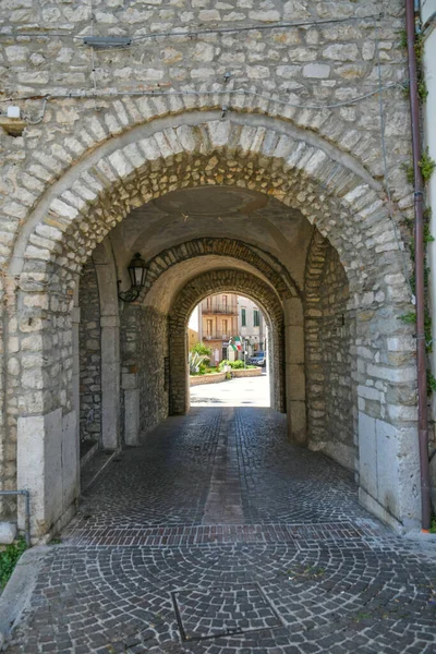 イタリアのベネヴェント州の旧市街であるトルレッソの家の間の路地 — ストック写真