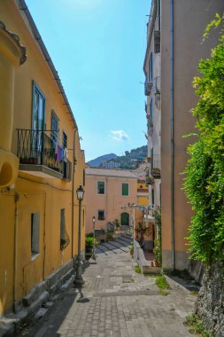 Salerno, İtalya, 22 Temmuz 2021. Ortaçağ 'dan kalma binalarla dolu tarihi şehir merkezinde bir cadde..