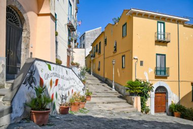 Salerno, İtalya, 22 Temmuz 2021. Ortaçağ 'dan kalma binalarla dolu tarihi şehir merkezinde bir cadde..