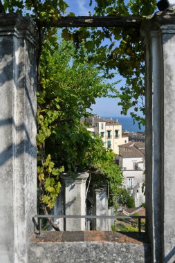 Salerno, 22 Temmuz 2021. Bir halk bahçesinden ortaçağ şehri manzarası.