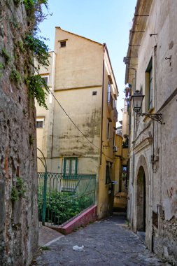 Salerno 'da bir sokak, tarihi şehir merkezinde ortaçağdan kalma binalar var..