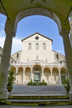 İtalya 'nın Salerno kentindeki katedralin ön cephesi.