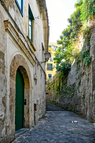 Een Straat Salerno Het Historische Centrum Met Gebouwen Uit Middeleeuwen — Stockfoto