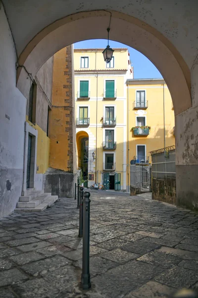 Uma Rua Salerno Centro Histórico Cidade Com Edifícios Era Medieval — Fotografia de Stock