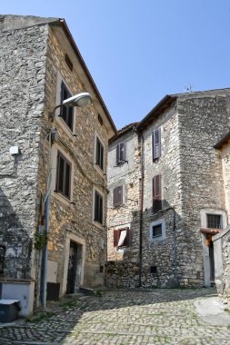 Maenza, İtalya, 24 Temmuz 2021. Lazio bölgesinde bir ortaçağ kasabasının tarihi merkezinde bir cadde.