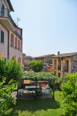 Maenza 'da bir evin bahçesi, Lazio bölgesinde bir ortaçağ kasabası, İtalya.