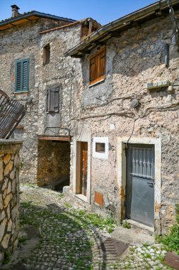 Maenza, İtalya, 24 Temmuz 2021. Lazio bölgesinde bir ortaçağ kasabasının tarihi merkezinde bir cadde.