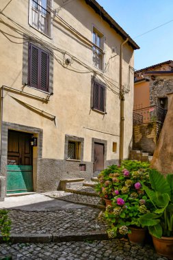 Maenza, İtalya, 24 Temmuz 2021. Lazio bölgesinde bir ortaçağ kasabasının tarihi merkezinde bir cadde.