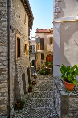 Maenza, İtalya, 24 Temmuz 2021. Lazio bölgesinde bir ortaçağ kasabasının tarihi merkezinde bir cadde.