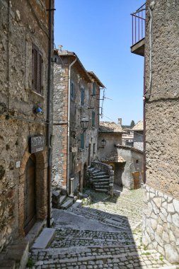 Carpineto, İtalya, 24 Temmuz 2021. Lazio bölgesinde bir ortaçağ kasabasının tarihi merkezinde bir cadde.