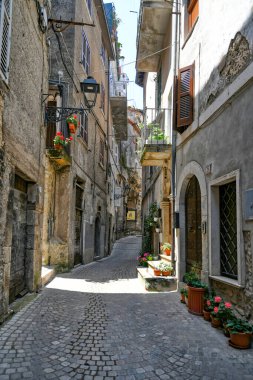 Carpineto, İtalya, 24 Temmuz 2021. Lazio bölgesinde bir ortaçağ kasabasının tarihi merkezinde bir cadde.