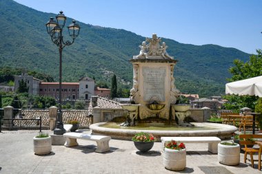Carpineto, İtalya, 24 Temmuz 2021. Lazio bölgesindeki bir ortaçağ kasabasının tarihi merkezinde bir çeşme..