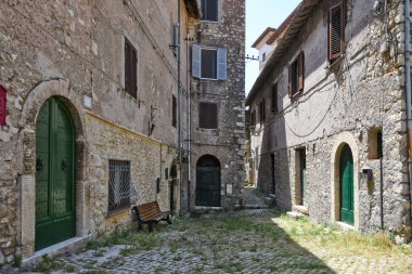 Carpineto, İtalya, 24 Temmuz 2021. Lazio bölgesinde bir ortaçağ kasabasının tarihi merkezinde bir cadde.