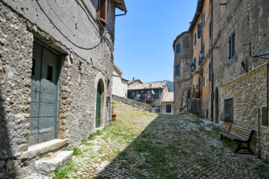 Carpineto, İtalya, 24 Temmuz 2021. Lazio bölgesinde bir ortaçağ kasabasının tarihi merkezinde bir cadde.