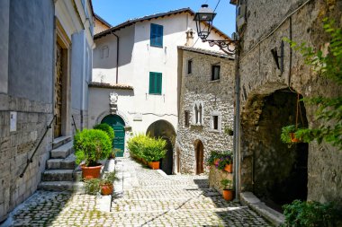 Carpineto, İtalya, 24 Temmuz 2021. Lazio bölgesinde bir ortaçağ kasabasının tarihi merkezinde bir cadde.