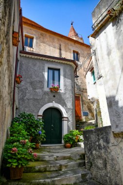 İtalya 'nın Basilicata bölgesindeki bir ortaçağ kasabası olan tarihi Maratea' nın merkezindeki eski bir evin cephesi..