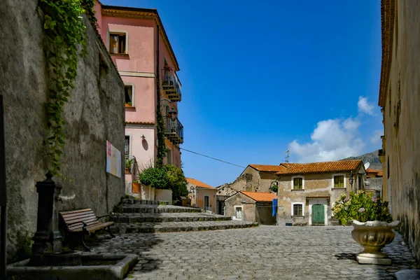 イタリアのバジリカータ地方の旧市街 マラテアの歴史的中心部の通り — ストック写真
