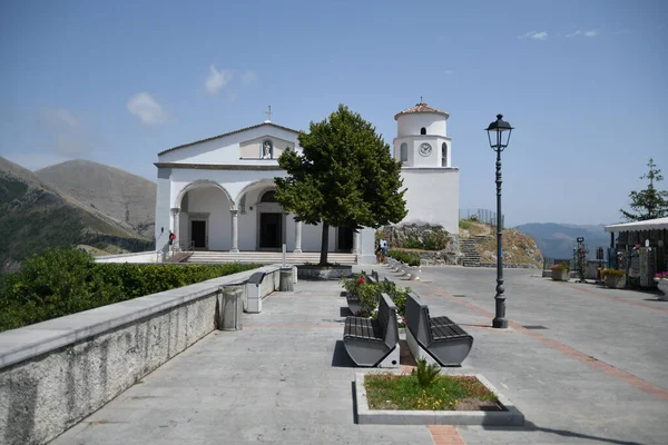 İtalya 'nın Basilicata bölgesinde eski bir kasaba olan Maratea' da bir kilise..