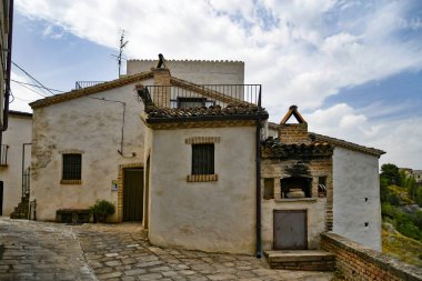 İtalya 'nın Basilicata bölgesinde eski bir kasaba olan Aliano' nun tarihi merkezinde bir cadde..