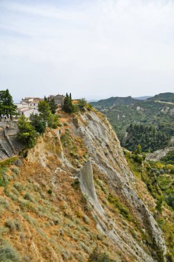 İtalya 'nın Basilicata bölgesindeki eski bir kasaba olan Aliano çevresindeki panoramik manzara.
