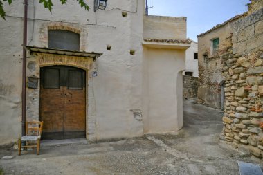 Yazar Carlo Levi 'nin yaşadığı Matera ilinin kırsal bir köyü olan Aliano' nun tarihi merkezinde bir cadde..