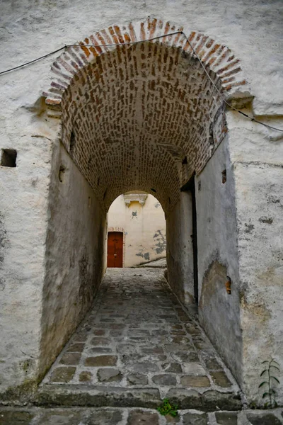 意大利巴西拉塔地区古老城镇阿利亚诺历史中心的一条街道 — 图库照片