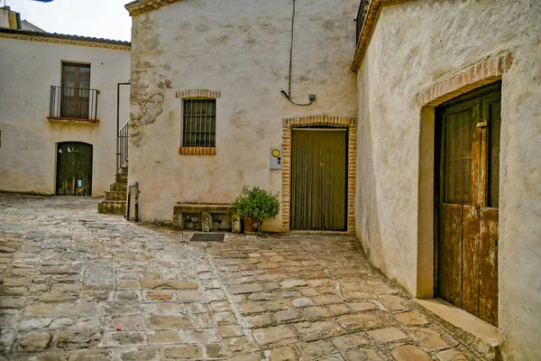Yazar Carlo Levi 'nin yaşadığı Matera ilinin kırsal bir köyü olan Aliano' nun tarihi merkezinde bir cadde..
