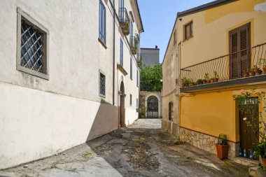 İtalya 'nın Calabria bölgesinde bir ortaçağ kasabası olan Acri' nin tarihi merkezinde bir cadde..