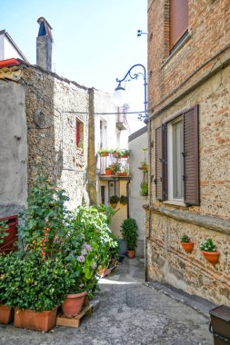 İtalya 'nın Calabria bölgesinde bir ortaçağ kasabası olan Acri' nin tarihi merkezinde bir cadde..