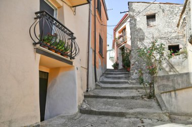 İtalya 'nın Calabria bölgesinde bir ortaçağ kasabası olan Acri' nin tarihi merkezinde bir cadde..